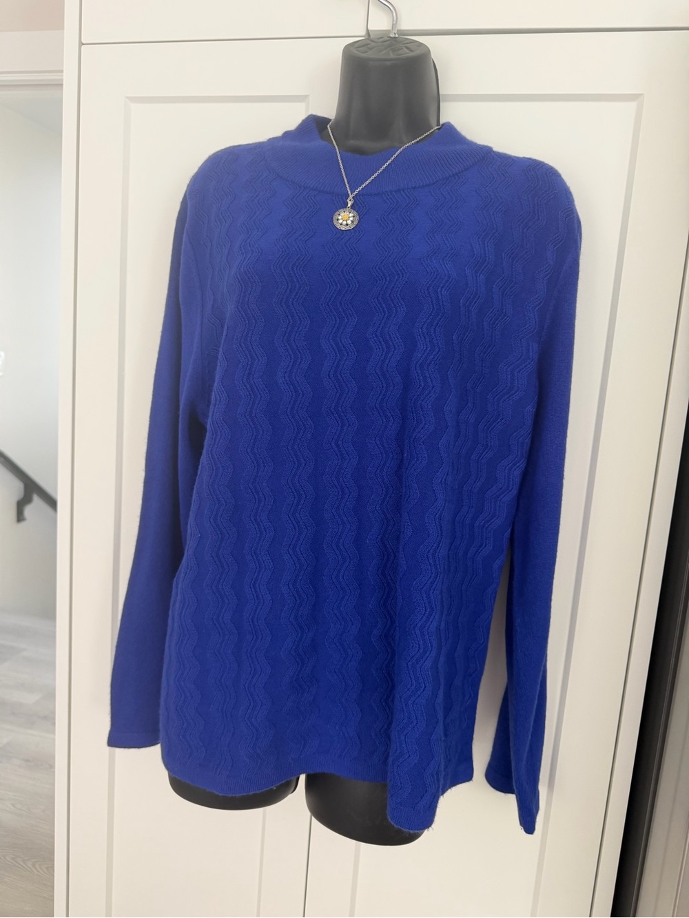 ALIA Cobalt blue crew neck attractive sweater
ladies L/XL (see measurements)
